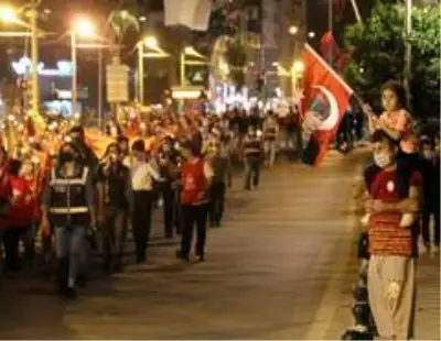 Antalya'da meşaleli cumhuriyet yürüyüşü Antalya'da meşaleli cumhuriyet yürüyüşü