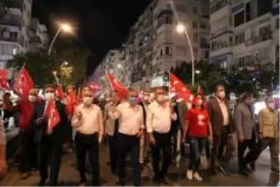 Antalya'da meşaleli cumhuriyet yürüyüşü Antalya'da meşaleli cumhuriyet yürüyüşü