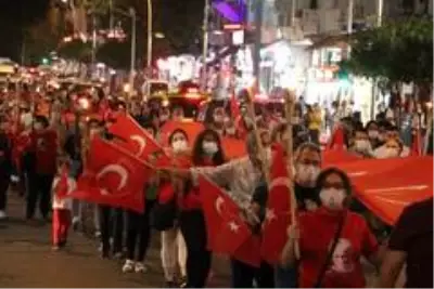 Antalya'da meşaleli cumhuriyet yürüyüşü Antalya'da meşaleli cumhuriyet yürüyüşü
