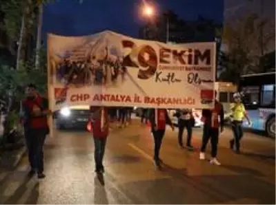 Antalya'da meşaleli cumhuriyet yürüyüşü Antalya'da meşaleli cumhuriyet yürüyüşü
