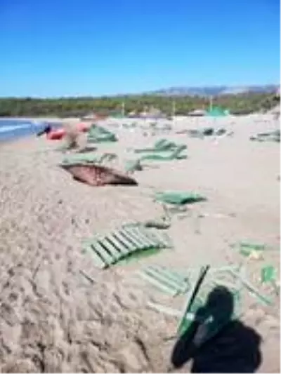 Arazi araçlarıyla plaja girip, şezlong ve güneşlikleri kırdılar Arazi araçlarıyla plaja girip, şezlong ve güneşlikleri kırdılar
