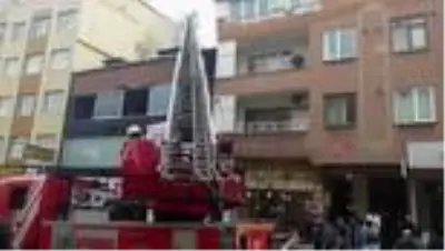 Son dakika haber! Ataşehir'de 3 katlı iş yerinin çatısı yandı Son dakika haber! Ataşehir'de 3 katlı iş yerinin çatısı yandı