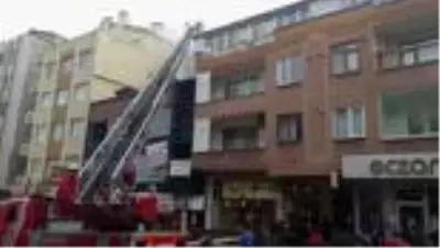 Son dakika haber! Ataşehir'de 3 katlı iş yerinin çatısı yandı Son dakika haber! Ataşehir'de 3 katlı iş yerinin çatısı yandı
