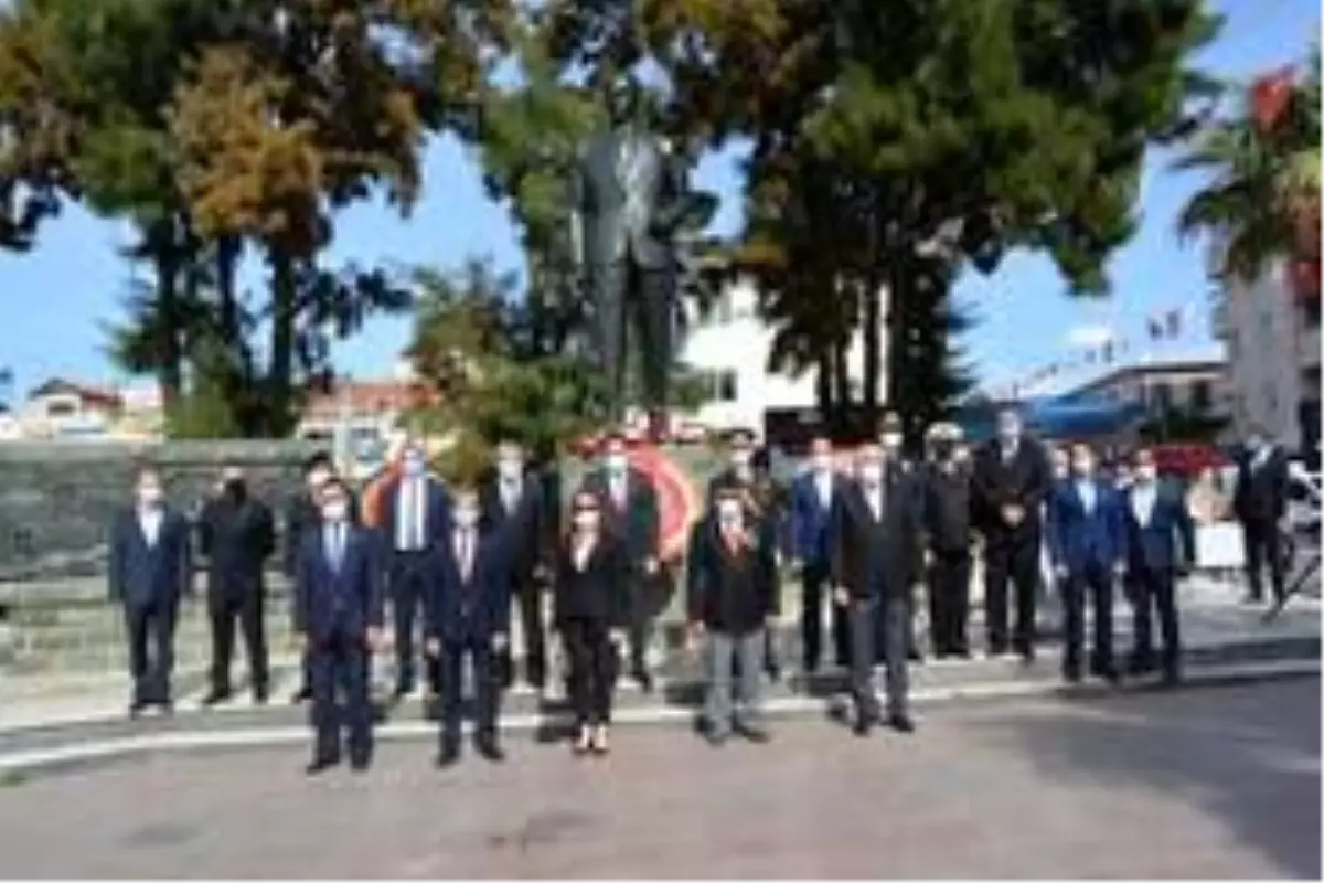 Ayvalık'ta Cumhuriyet Bayramı etkinlikleri çelenk sunma töreni ile başladı
