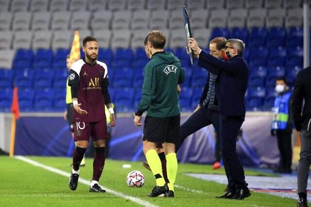 Başakşehir maçında sakatlanan Neymar oyuna devam edemedi Başakşehir maçında sakatlanan Neymar oyuna devam edemedi