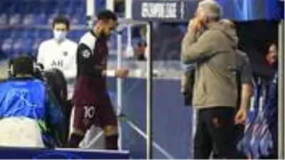 Başakşehir maçında sakatlanan Neymar oyuna devam edemedi Başakşehir maçında sakatlanan Neymar oyuna devam edemedi