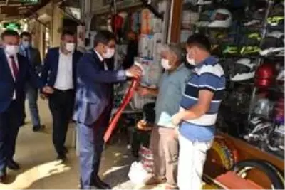 Başkan Çelik vatandaşlara Türk bayrağı dağıttı Başkan Çelik vatandaşlara Türk bayrağı dağıttı