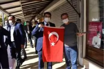 Başkan Çelik vatandaşlara Türk bayrağı dağıttı Başkan Çelik vatandaşlara Türk bayrağı dağıttı