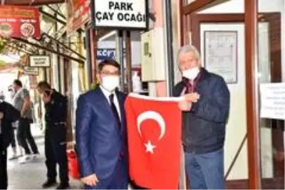 Başkan Çelik vatandaşlara Türk bayrağı dağıttı Başkan Çelik vatandaşlara Türk bayrağı dağıttı