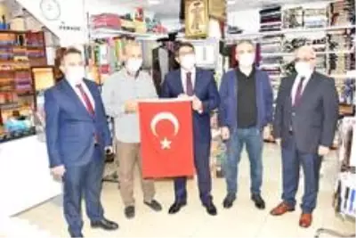 Başkan Çelik vatandaşlara Türk bayrağı dağıttı Başkan Çelik vatandaşlara Türk bayrağı dağıttı