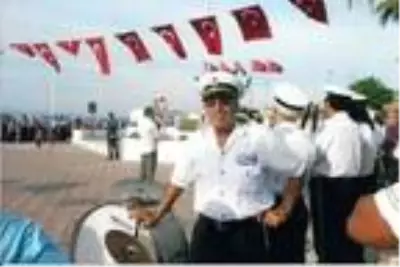 Belediye bandosunda 48 yıl çaldığı davula 78 yaşında veda etti Belediye bandosunda 48 yıl çaldığı davula 78 yaşında veda etti