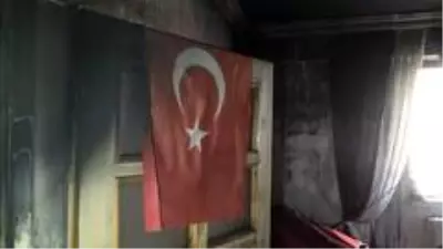 Bir kişinin hayatını kaybetti yangında ev küle dönerken, duvarda asılı olan Türk bayrağı zarar görmedi Bir kişinin hayatını kaybetti yangında ev küle dönerken, duvarda asılı olan Türk bayrağı zarar görmedi