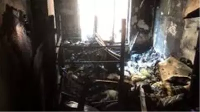 Bir kişinin hayatını kaybettiği yangında ev küle dönerken, duvarda asılı olan Türk bayrağı zarar görmedi Bir kişinin hayatını kaybettiği yangında ev küle dönerken, duvarda asılı olan Türk bayrağı zarar görmedi