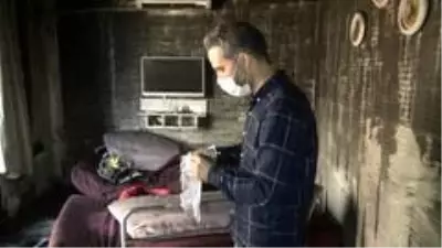 Bir kişinin hayatını kaybettiği yangında ev küle dönerken, duvarda asılı olan Türk bayrağı zarar görmedi Bir kişinin hayatını kaybettiği yangında ev küle dönerken, duvarda asılı olan Türk bayrağı zarar görmedi