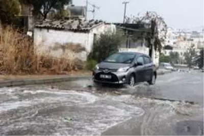 Bodrum'da sokaklar göle döndü Bodrum'da sokaklar göle döndü
