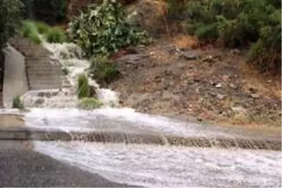 Bodrum'da sokaklar göle döndü Bodrum'da sokaklar göle döndü