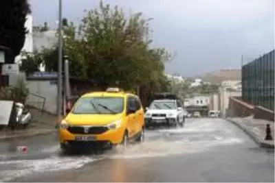 Bodrum'da sokaklar göle döndü Bodrum'da sokaklar göle döndü