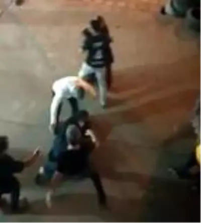 Boşanmak istemeyen kadın, kocası ve akrabaları tarafından sokak ortasında dövüldü Boşanmak istemeyen kadın, kocası ve akrabaları tarafından sokak ortasında dövüldü
