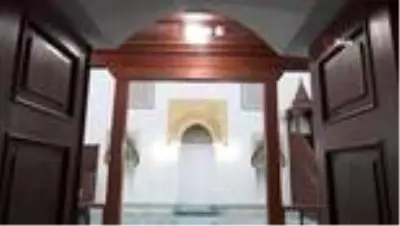 Bursa'da 600 yıllık camii küllerinden doğdu Bursa'da 600 yıllık camii küllerinden doğdu