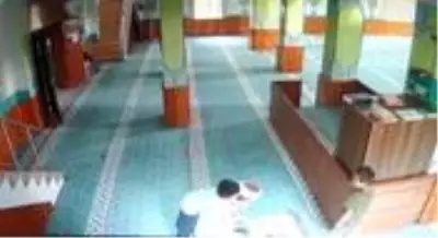 Son Dakika | Camiye giren çocukların imam ile oyunu yürekleri ısıttı Son Dakika | Camiye giren çocukların imam ile oyunu yürekleri ısıttı