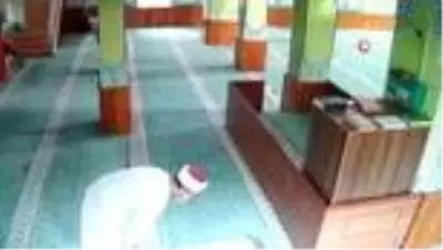 Son dakika haberi... Camiye giren çocukların imam ile oyunu yürekleri ısıttı Son dakika haberi... Camiye giren çocukların imam ile oyunu yürekleri ısıttı