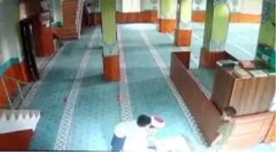 Camiye giren çocukların namaz kılan imamın sırtına çıkıp oyun oynaması yürekleri ısıttı Camiye giren çocukların namaz kılan imamın sırtına çıkıp oyun oynaması yürekleri ısıttı