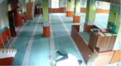 Son Dakika | Camiye giren çocukların imam ile oyunu yürekleri ısıttı Son Dakika | Camiye giren çocukların imam ile oyunu yürekleri ısıttı