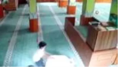 Son dakika haberi... Camiye giren çocukların imam ile oyunu yürekleri ısıttı Son dakika haberi... Camiye giren çocukların imam ile oyunu yürekleri ısıttı