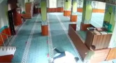 Camiye giren çocukların namaz kılan imamın sırtına çıkıp oyun oynaması yürekleri ısıttı Camiye giren çocukların namaz kılan imamın sırtına çıkıp oyun oynaması yürekleri ısıttı