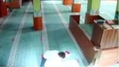 Son dakika haberi... Camiye giren çocukların imam ile oyunu yürekleri ısıttı Son dakika haberi... Camiye giren çocukların imam ile oyunu yürekleri ısıttı