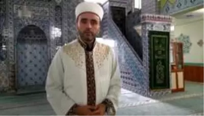 Camiye giren çocukların namaz kılan imamın sırtına çıkıp oyun oynaması yürekleri ısıttı Camiye giren çocukların namaz kılan imamın sırtına çıkıp oyun oynaması yürekleri ısıttı