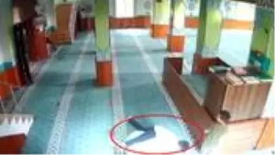 Camiye giren çocukların namaz kılan imamın sırtına çıkıp oyun oynaması yürekleri ısıttı Camiye giren çocukların namaz kılan imamın sırtına çıkıp oyun oynaması yürekleri ısıttı