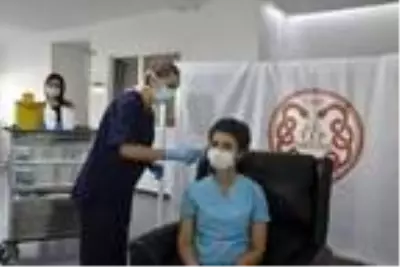 Kovid-19'a karşı Çin'de geliştirilen aşının İbni Sina Hastanesi'nde gönüllülere uygulaması başladı (1) Kovid-19'a karşı Çin'de geliştirilen aşının İbni Sina Hastanesi'nde gönüllülere uygulaması başladı (1)
