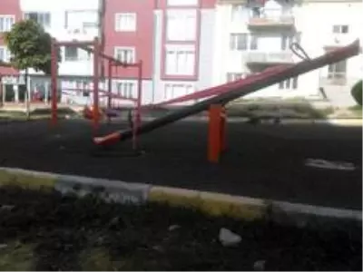 Çocuk parkları boş kaldı Çocuk parkları boş kaldı