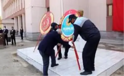 Cumhuriyetin 97. yıl dönüm etkinlikleri çelenk sunumuyla başladı Cumhuriyetin 97. yıl dönüm etkinlikleri çelenk sunumuyla başladı