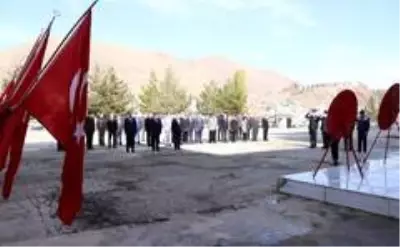 Cumhuriyetin 97. yıl dönüm etkinlikleri çelenk sunumuyla başladı Cumhuriyetin 97. yıl dönüm etkinlikleri çelenk sunumuyla başladı