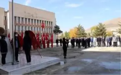 Cumhuriyetin 97. yıl dönüm etkinlikleri çelenk sunumuyla başladı Cumhuriyetin 97. yıl dönüm etkinlikleri çelenk sunumuyla başladı