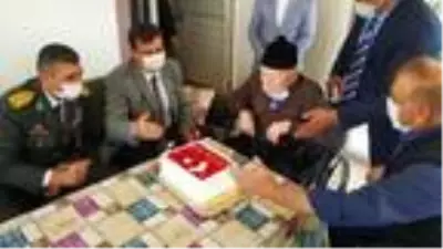 Vali Arslantaş'tan Cumhuriyet doğumlu Mehmet dedeye doğum günü sürprizi Vali Arslantaş'tan Cumhuriyet doğumlu Mehmet dedeye doğum günü sürprizi