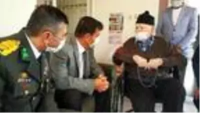 Vali Arslantaş'tan Cumhuriyet doğumlu Mehmet dedeye doğum günü sürprizi
