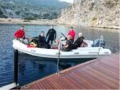 Dalgıçlara yunus sürprizi Dalgıçlara yunus sürprizi