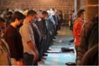 Diyarbakır'da koronavirüs tedbirli 'Mevlid Kandili' programı Diyarbakır'da koronavirüs tedbirli 'Mevlid Kandili' programı