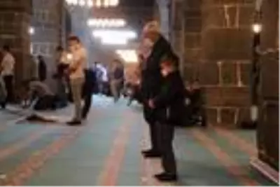 Diyarbakır'da koronavirüs tedbirli 'Mevlid Kandili' programı Diyarbakır'da koronavirüs tedbirli 'Mevlid Kandili' programı