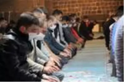 Diyarbakır'da koronavirüs tedbirli 'Mevlid Kandili' programı Diyarbakır'da koronavirüs tedbirli 'Mevlid Kandili' programı