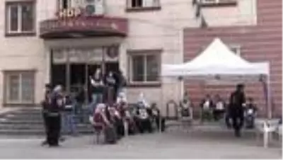 Diyarbakır'daki evlat nöbetine iki aile daha katıldı Diyarbakır'daki evlat nöbetine iki aile daha katıldı