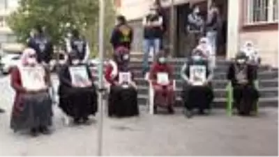Diyarbakır'daki evlat nöbetine iki aile daha katıldı Diyarbakır'daki evlat nöbetine iki aile daha katıldı