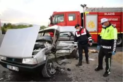 Elazığ'da otomobiller çarpıştı: 1 ölü 2 yaralı Elazığ'da otomobiller çarpıştı: 1 ölü 2 yaralı
