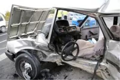 Elazığ'da otomobiller çarpıştı: 1 ölü 2 yaralı Elazığ'da otomobiller çarpıştı: 1 ölü 2 yaralı