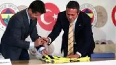 Emre Belözoğlu basın toplantısında kağıda değil, formaya imza attı Emre Belözoğlu basın toplantısında kağıda değil, formaya imza attı