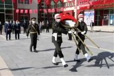 Erciş'te 29 Ekim kutlama programı çelenk sunumuyla başladı