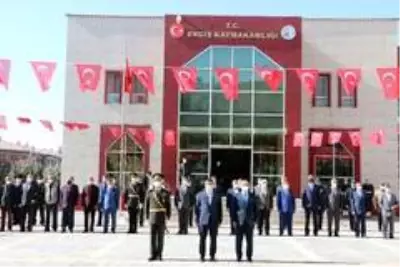 Erciş'te 29 Ekim kutlama programı çelenk sunumuyla başladı